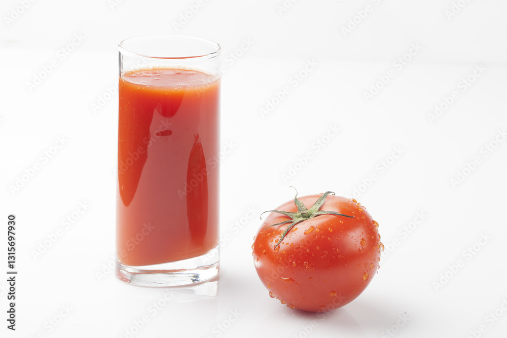 Tomato is an annual plant of the nightshade family. It grows to a height of 1 to 1.5 meters and has opposite, pinnately compound leaves. Tomato is an annual plant of the nightshade family. It grows to a height of 1 to 1.5 meters and has opposite, pinnately compound leaves.