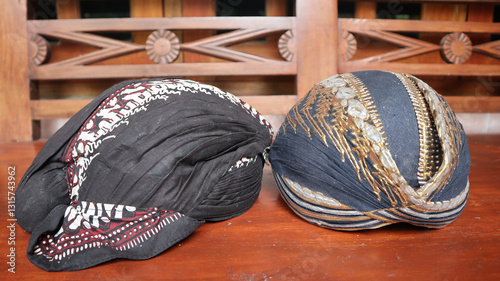 Foto blangkon yogyakarta with wooden background