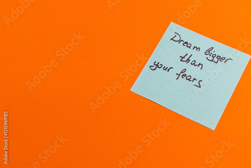 Fotografía Positive affirmation note reminding to dream bigger than fears