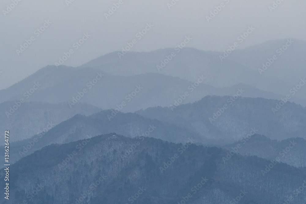 雪で霞む山々 雪で霞む山々