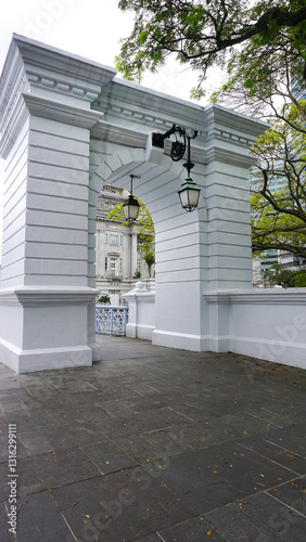 Obraz na płótnie View of the Elgin Bridge over the Singapore River located near Clarke Quay in the Downtown Core w salonie
