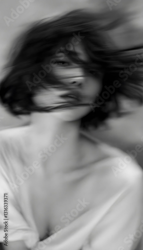 ファンタジーストーリー（モノクロームに刻まれた、一瞬のモノローグ—静寂の中で紡がれる女性の想い）