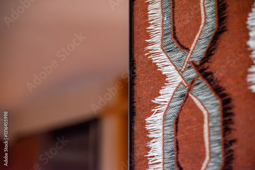 Photographie de gros plan mettant en valeur les détails raffinés et les matériaux nobles de la décoration intérieure d’un hôtel de luxe, capturant l’ambiance sophistiquée et l’exclusivité du design ha