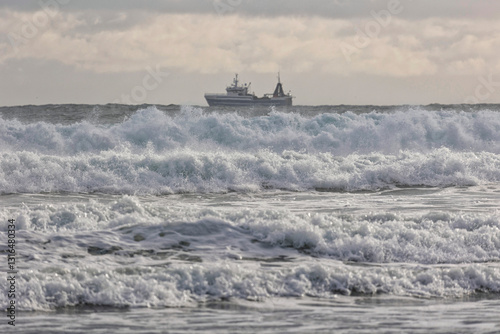 Obraz na płótnie Fishing boat during a storm on the ocean w salonie
