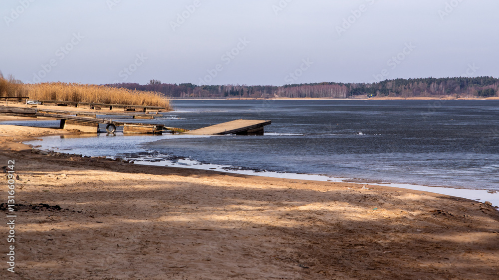 Przedwiośnie nad Zalewem Siemianówka, Podlasie, Polska