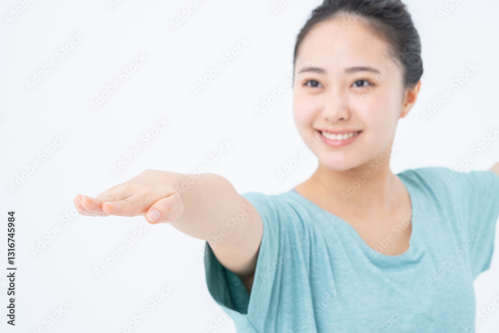 ヨガのポーズをする若い女性 ヨガのポーズをする若い女性