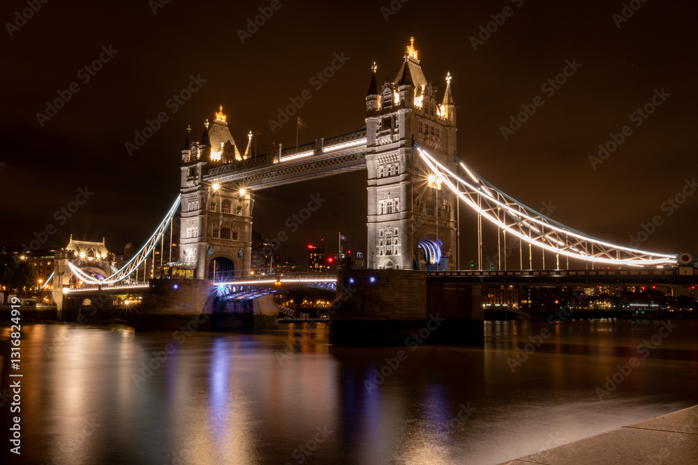 Obraz premium tower bridge at night