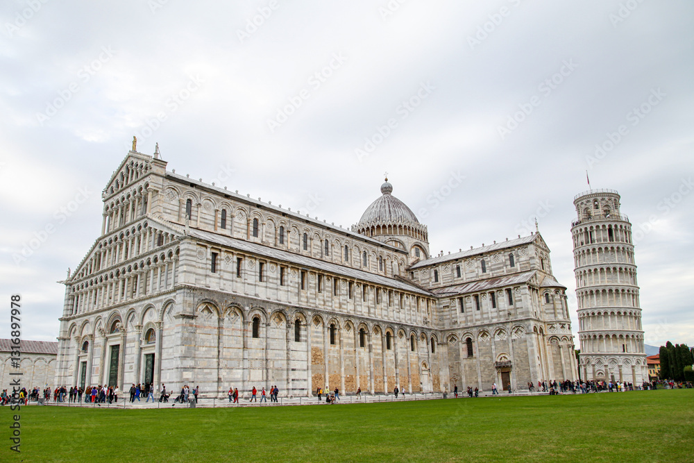 Fototapeta premium A large white building with a dome on top and a tower in Pisa Italy Toscana