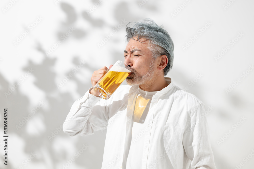 笑顔でビールジョッキを持つ男性 笑顔でビールジョッキを持つ男性