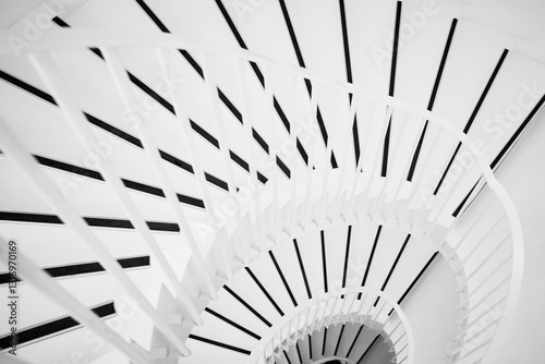 Escalier en colimaçon blanc vu vers le haut en architecture moderne