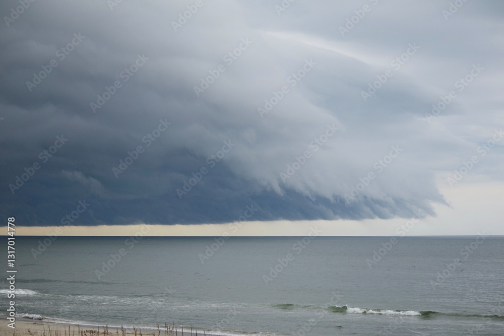 Obraz premium storm clouds out over the ocean landscape