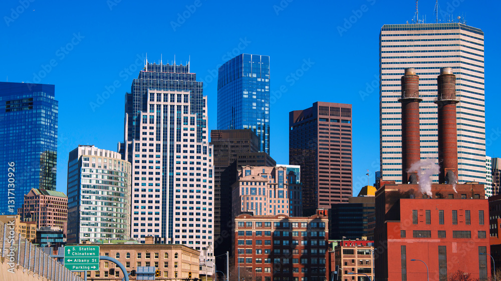 Φωτογραφία Boston City Skyline, Skyscrapers, and Industrial Buildings and Architecture along I-93 Interstate Highway in Massachusetts, USA: A landmark metropolitan cityscape of New England of America