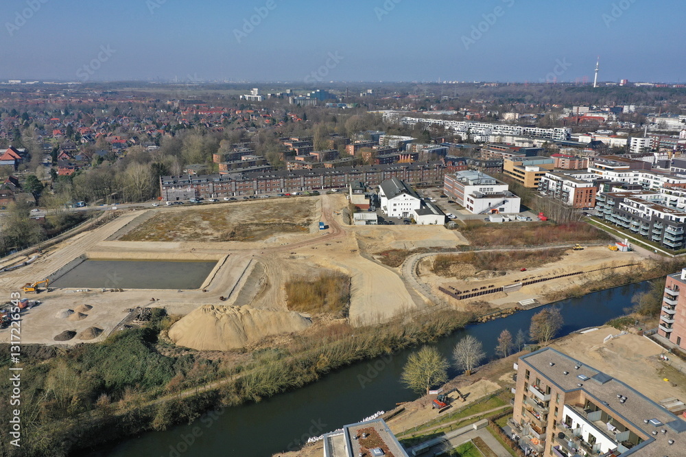 Fototapeta premium Baustelle Neubaugebiet Weidenbaums Ufer in Hamburg Bergedorf am Weidenbaumsweg
