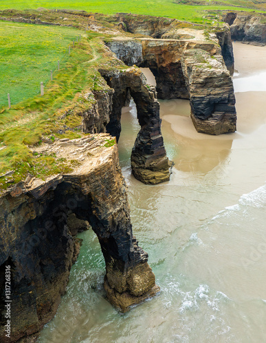 Obraz na płótnie Natural rock arches Cathedrals beach, Playa de las Catedrales at Ribadeo, Galicia, Spain. Famous beach in Northern Spain Atlantic. Natural rock arch on Cathedrals beach in low tide w salonie