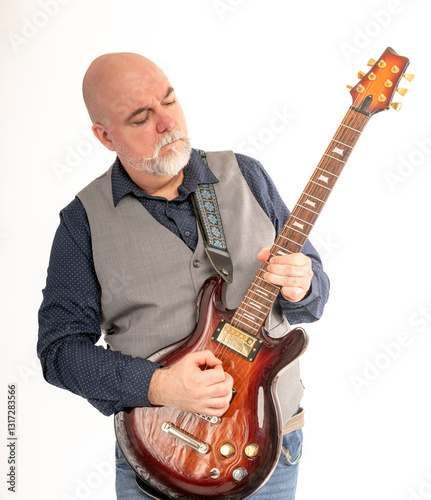Guitariste concentré sur son instrument électrique pendant qu'il joue