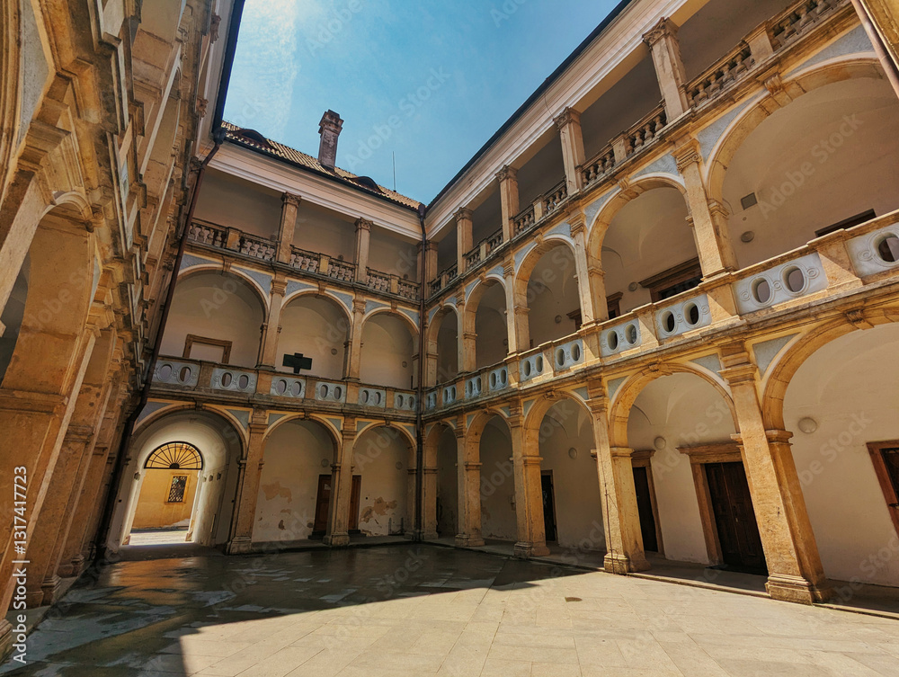 Fototapeta premium Renaissance Courtyard with Arches and Columns
