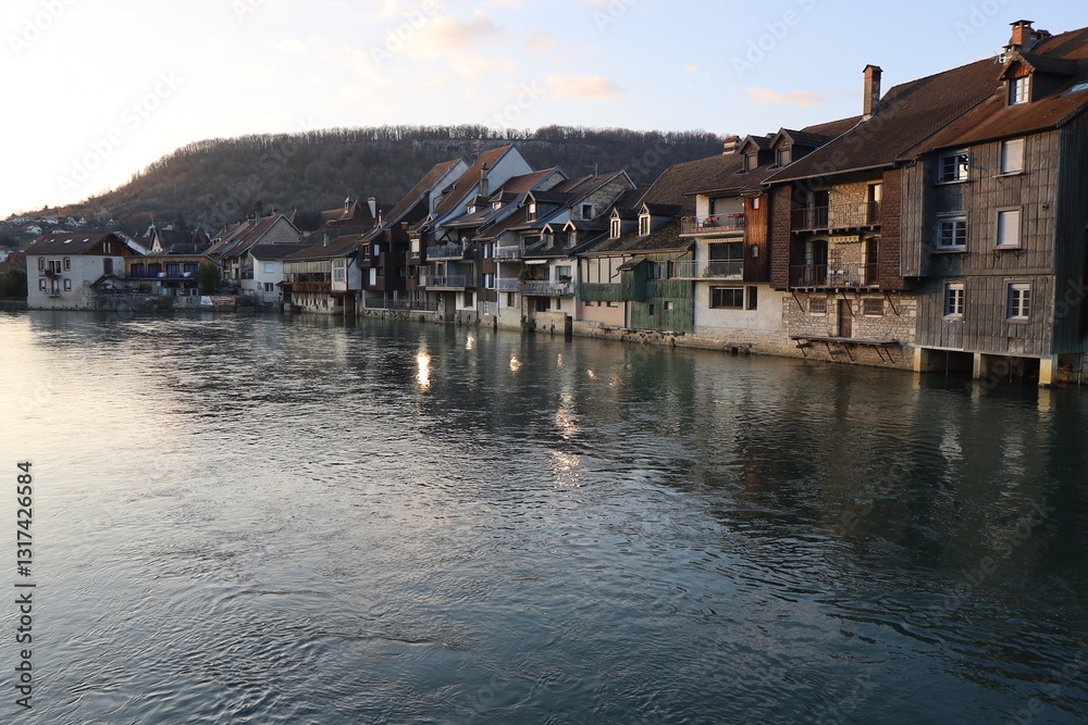 Maisons de long de la rivière la Loue, au coucher du soleil, ville de Ornans, département du Doubs, France