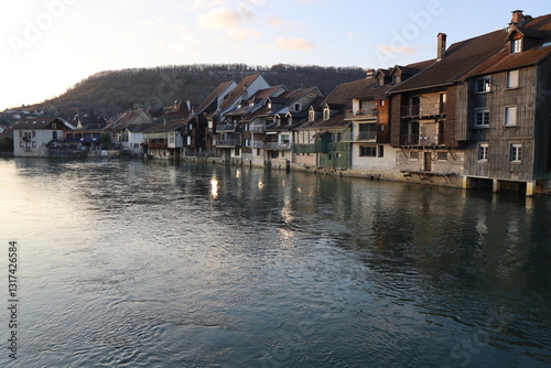 Obraz na płótnie Maisons de long de la rivière la Loue, au coucher du soleil, ville de Ornans, département du Doubs, France w salonie