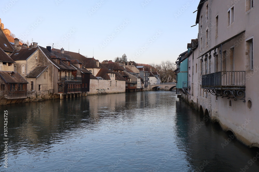 Maisons de long de la rivière la Loue, au coucher du soleil, ville de Ornans, département du Doubs, France