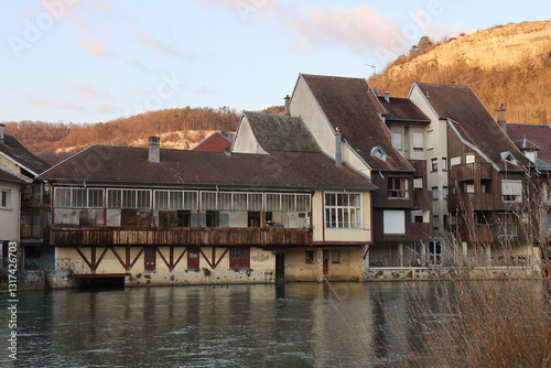 Maisons de long de la rivière la Loue, au coucher du soleil, ville de Ornans, département du Doubs, France