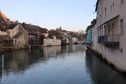 Obraz na płótnie Maisons de long de la rivière la Loue, au coucher du soleil, ville de Ornans, département du Doubs, France w salonie