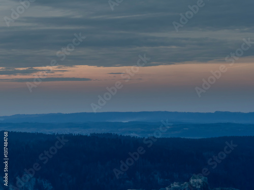 coucher de soleil avec ciel et nuages orange et violet