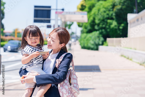 仕事前に子どもを保育園に送るワーママ