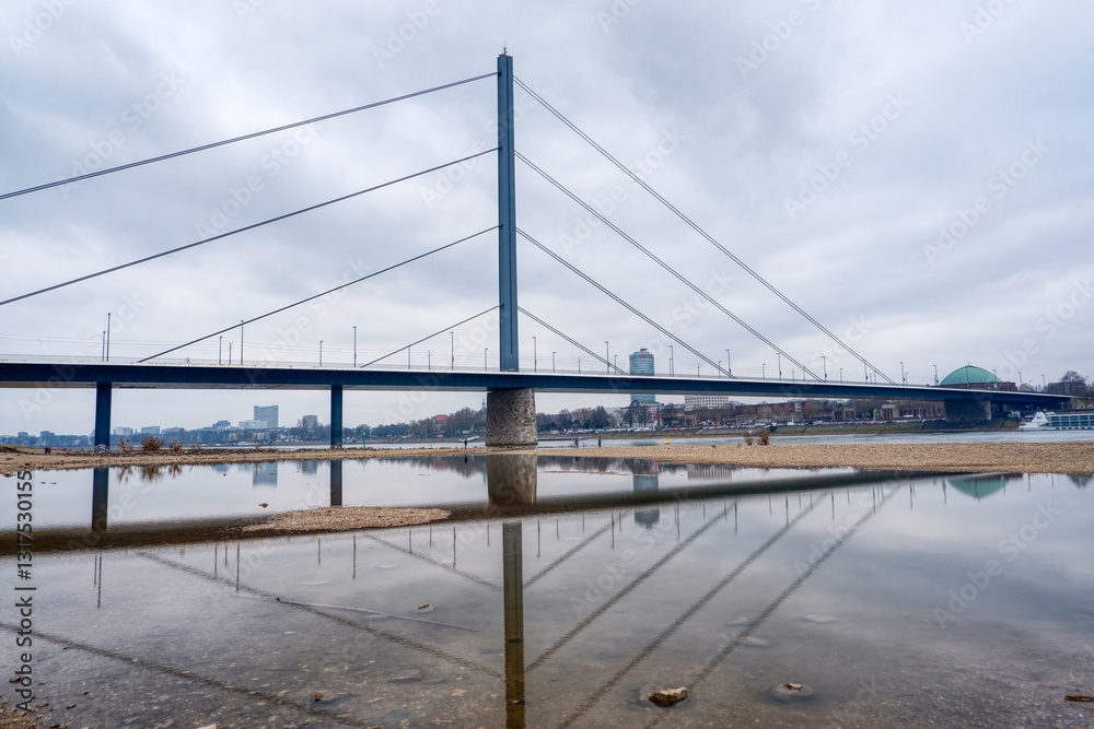 Obraz premium Rheinbrücke von Oberkassel in Düsseldorf