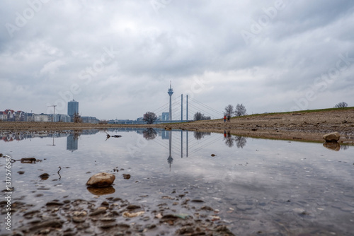 Rheinufer, Brücke und Ansicht von Düsseldorf