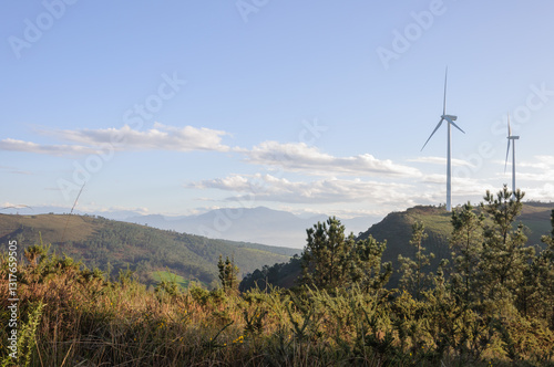 Dos aerogeneradores en la montaña