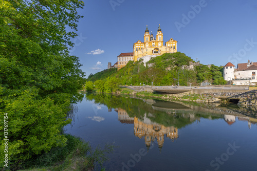 Das Stift Melk spiegelt sich in der Donau