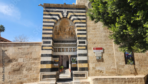 Tableau sur toile The main gate to the Grand Mosque (Ulu Camii in Turkish) built between 1509-1541