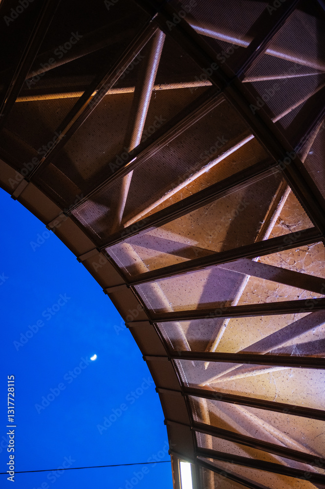 Obraz premium Künstlerische Decke vor blauem Himmel