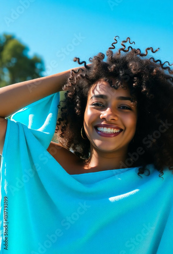 Linda mulher sorrindo ao ar livre. photo