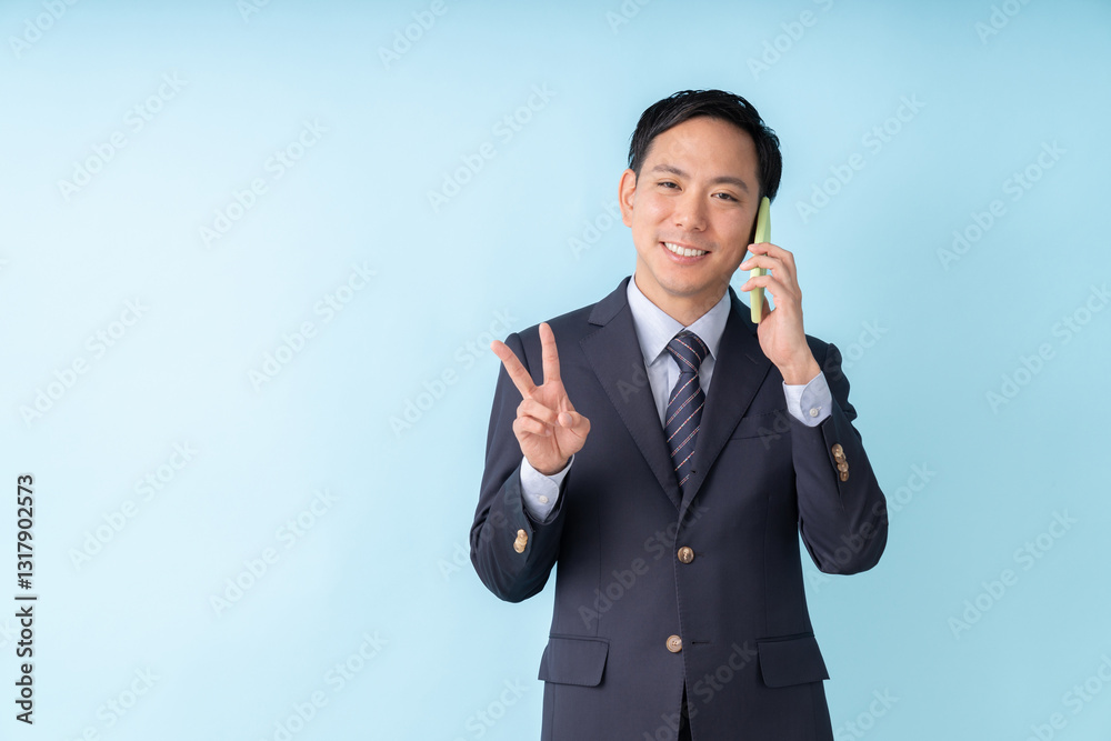 電話をする男性 ビジネス 電話をする男性 ビジネス