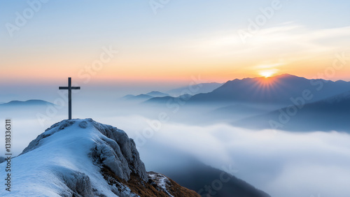 Silhouette eines Kreuzes auf einem Berg mit Sonnenuntergang und Bergen im Hintergrund. Konzept für Ostern, Trauerkarten und Bibelzitate