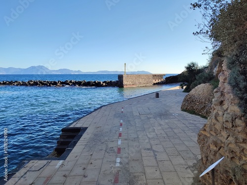 Obraz na płótnie Napoli - Scorcio della Spiaggia di Gaiola dalla scala di accesso w salonie