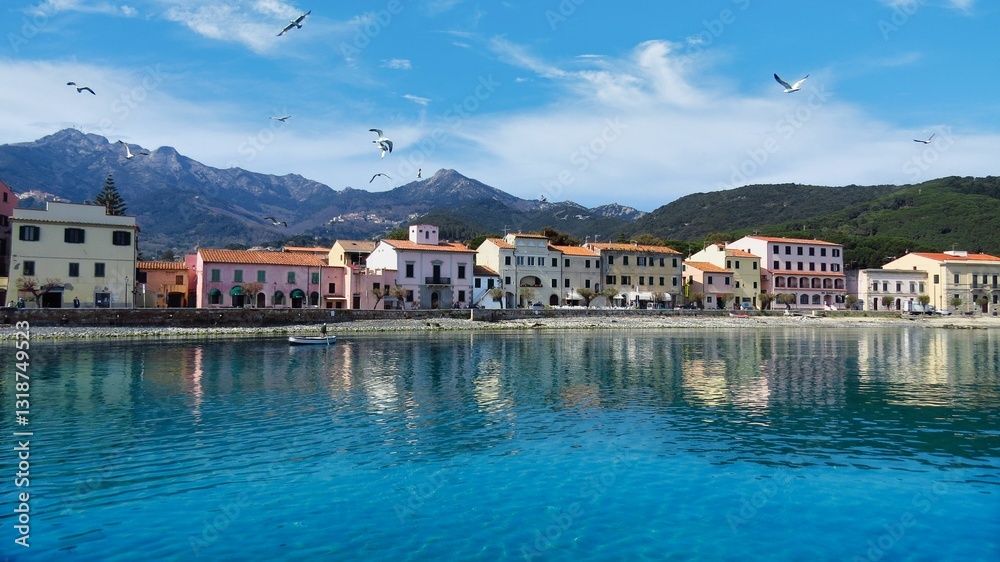 Obraz premium il mare azzurro di Marciana Marina sull'isola d'Elba