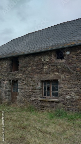 Façade de maison abandonnée en pierre