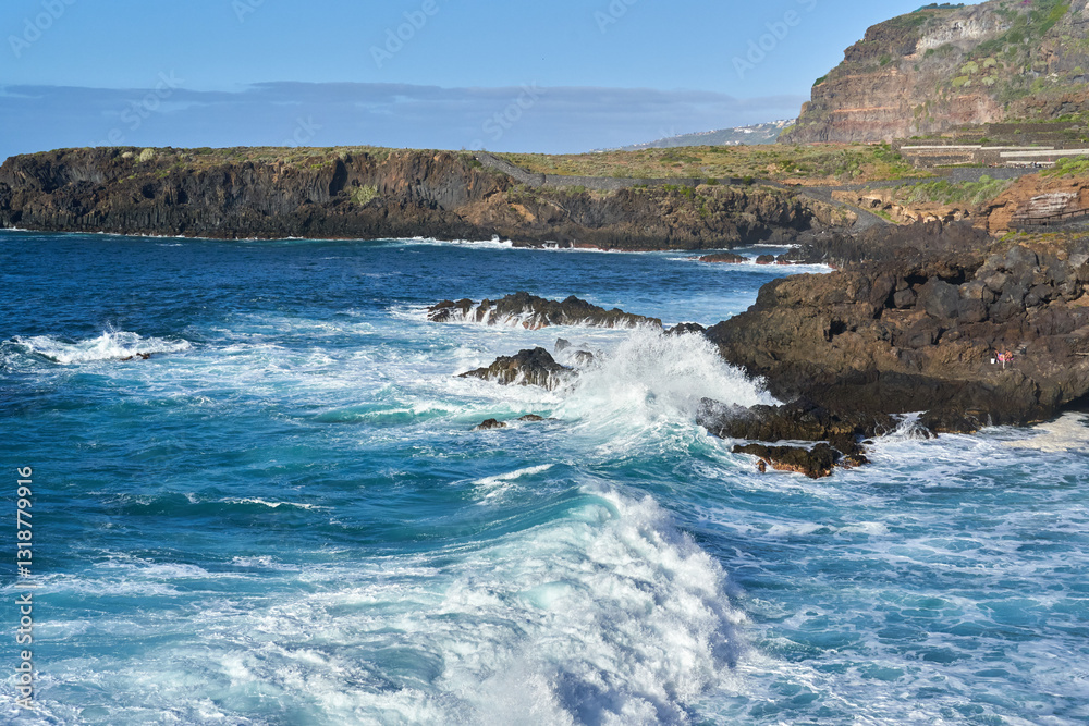Obraz premium Rocky coastline with crashing waves........
