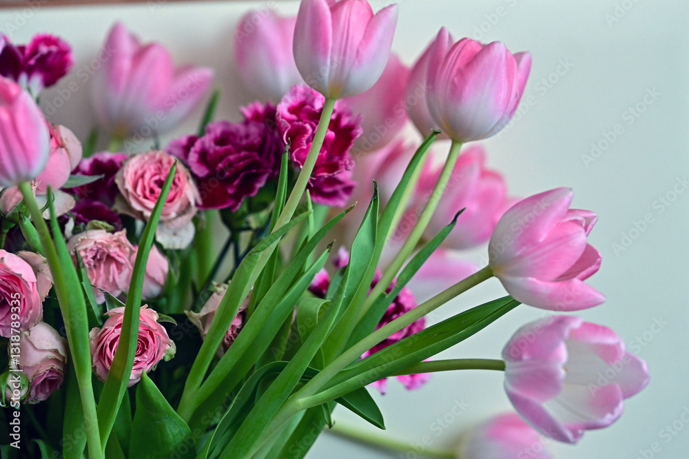 Obraz premium a bouquet of colorful roses and tulips
