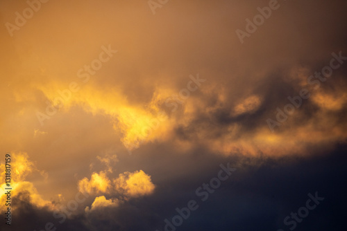 Cielo rosso di alba o tramonto con nuvole. Sfondo adatto a sfondo di immagine fotografica.