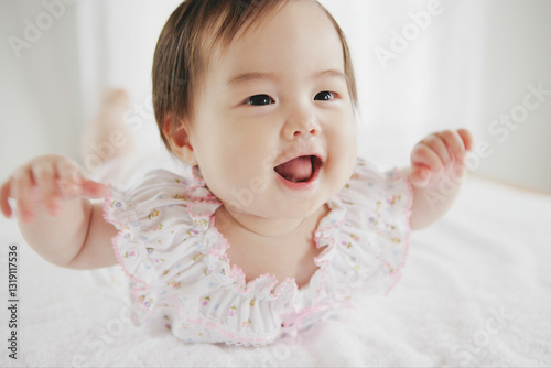 海老反りしてはしゃぐ女の子の赤ちゃん　7ヶ月