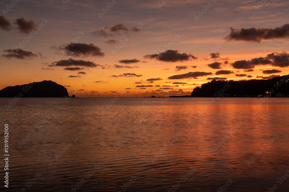 Fototapeta premium 製氷海岸の夕焼け 小笠原