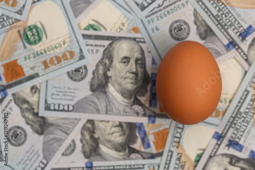 Obraz na płótnie eggs on US 100 dollar banknotes w salonie