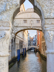 Fototapete Seufzerbrücke Seufzerbrücke Venedig malerischer Kanal  © yorgen67