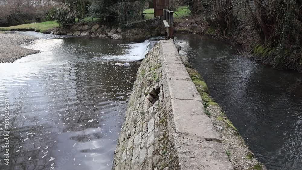 écoulement d'eau à travers une structure en pierre ancienne