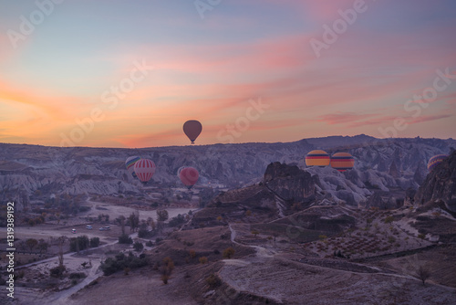 Obraz na płótnie Early morning view of hot air balloons rising up in Cappadocia, Turkey w salonie