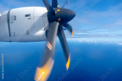 Obraz na płótnie Aerial view of the Pacific Ocean with a spinning propeller w salonie