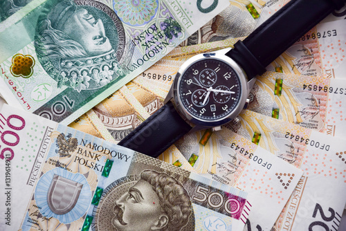 Zegarek na tle banknotów. Czas to pieniądz. Czas pracy photo